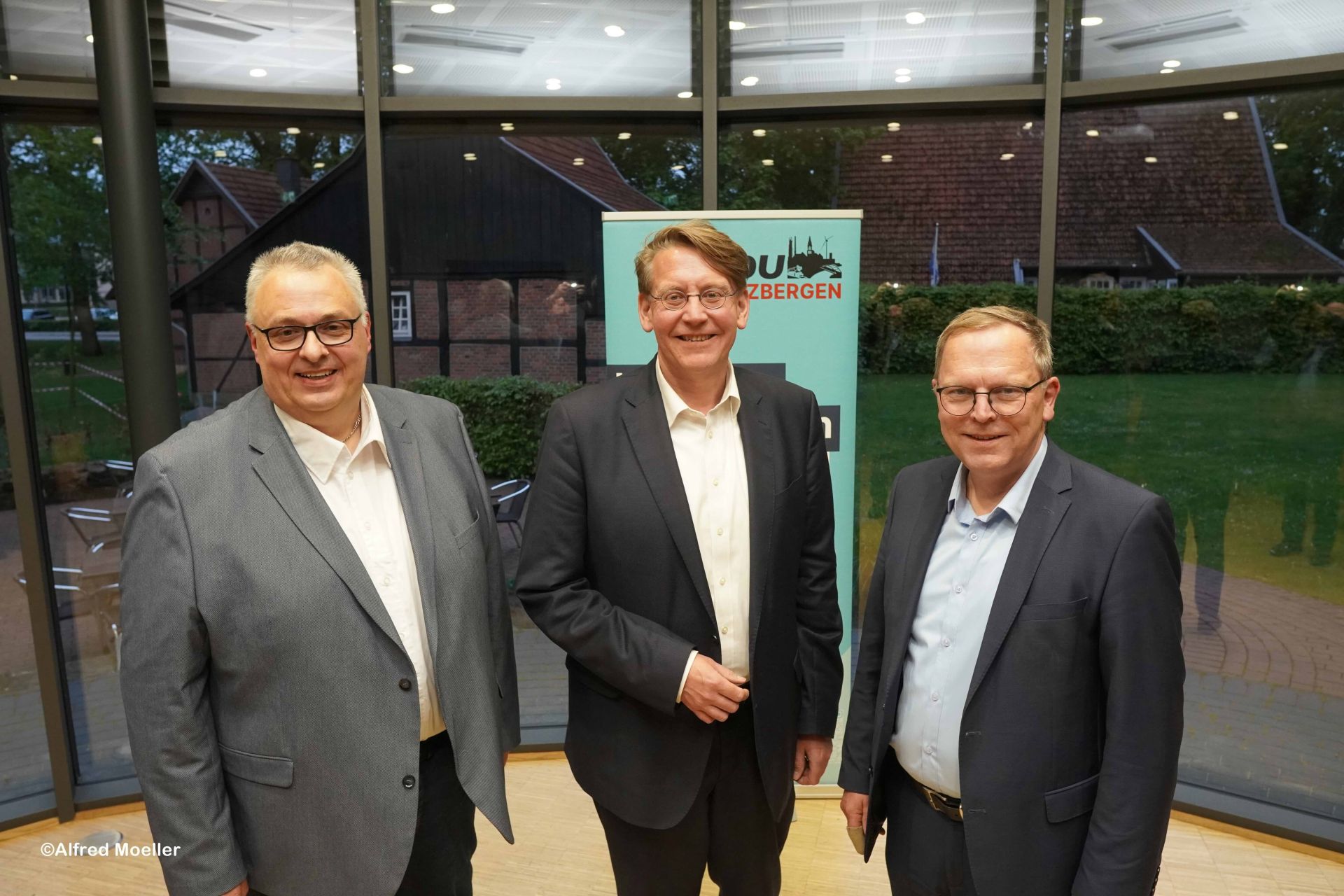 Franz-Josef Evers und Robin Casper mit Landrat Marc-André Burgdorf