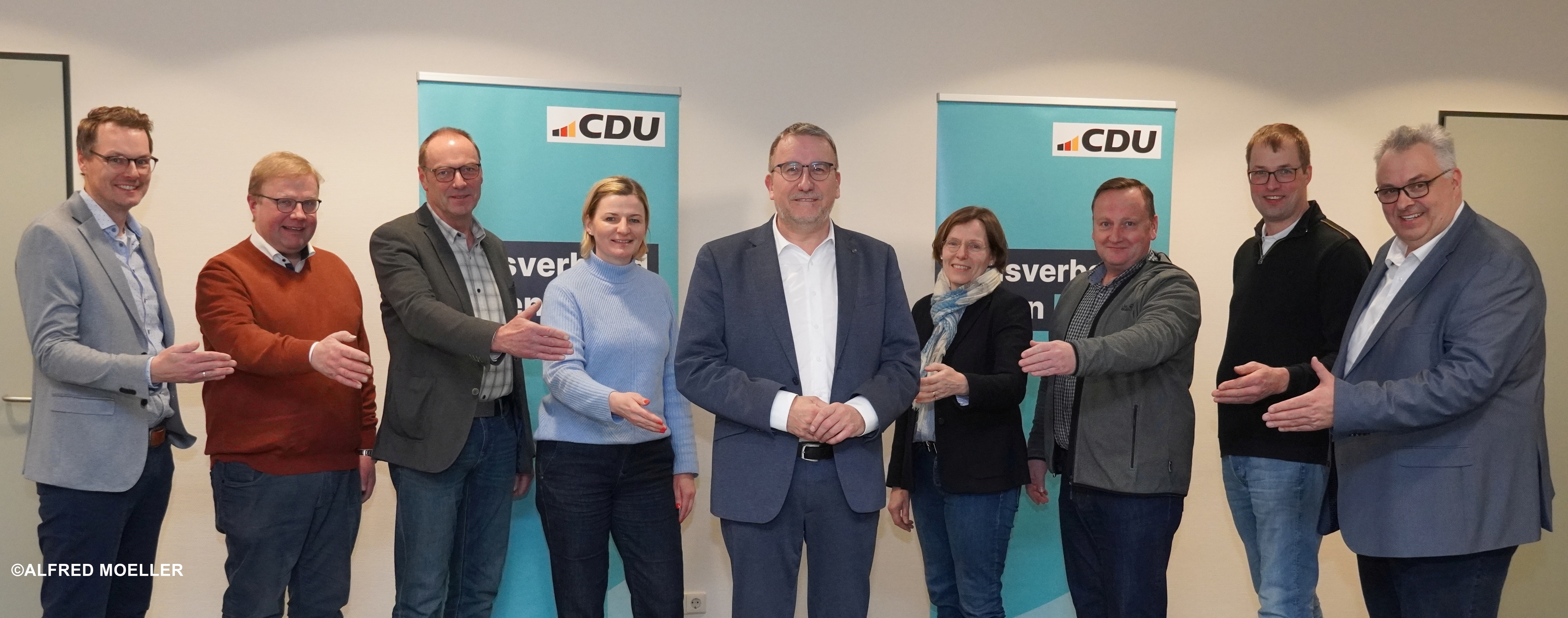 B�rgermeisterkandidat Andras Kaiser (Mitte) mit CDU-Vorsitzendem Robin Casper (1.v.r) und CDU-Fraktionsvorsitzendem Frank Elling (3.v.r) sowie Vorstand